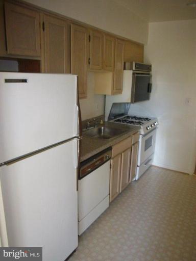 1 Hamill Road, Unit 1C Baltimore, MD 21210 - Photo 7 of 10 Kitchen