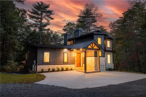 a view of a house with backyard and porch