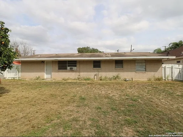 $140,000 | 1603 1st Street, Zapata, TX 78076