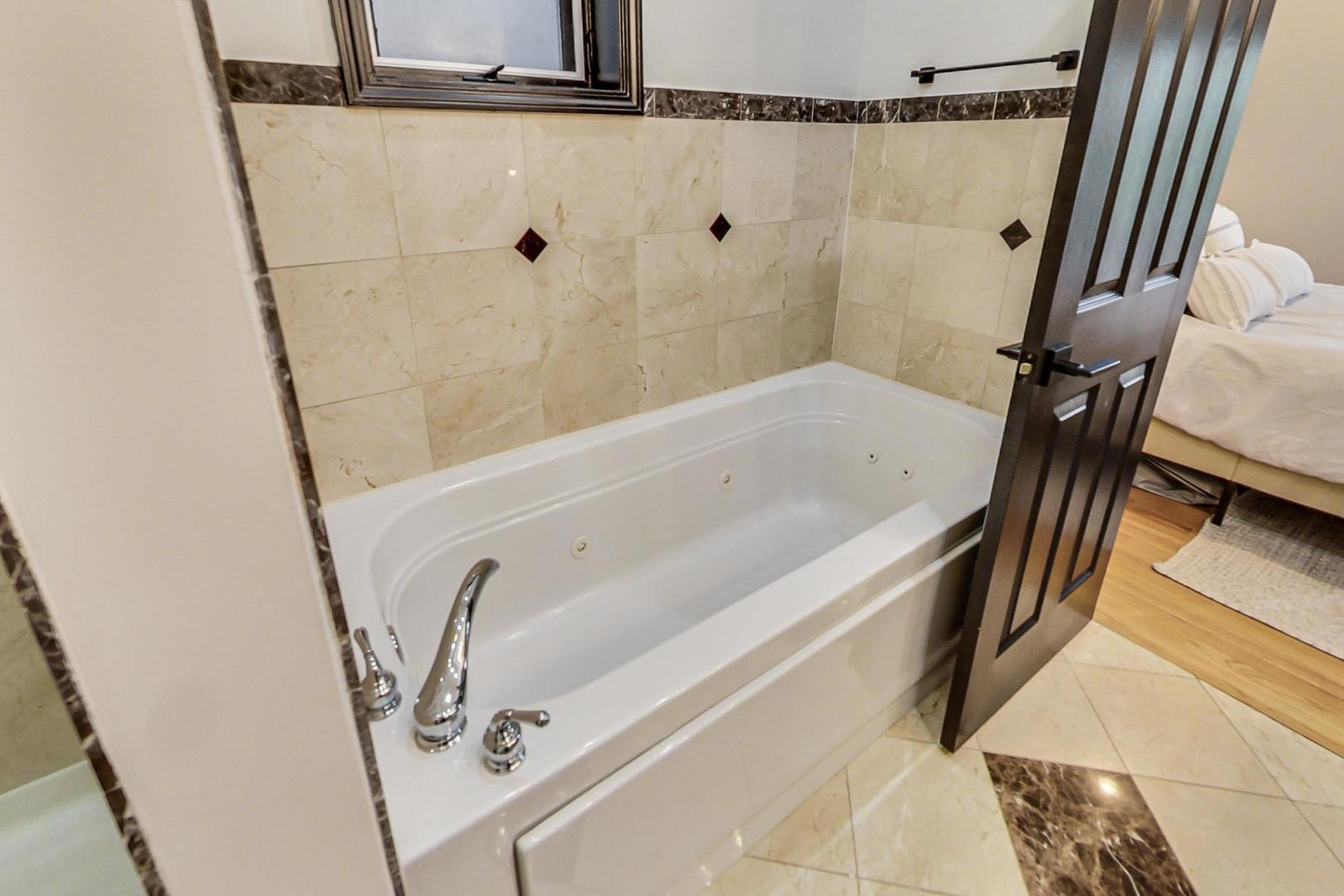 933 West Wolfram Street, Unit 2 Chicago, IL 60657 - Photo 15 of 24 a bath tub sitting next to a shower