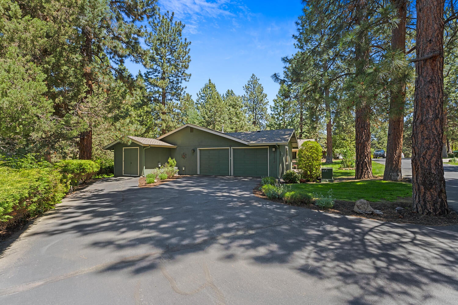 20434 Mainline Road Bend, OR 97702 - Photo 43 of 46 43