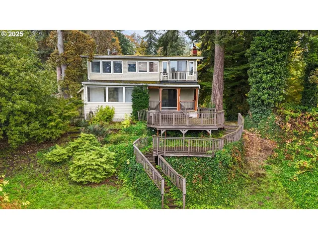 a black and white photo of a city