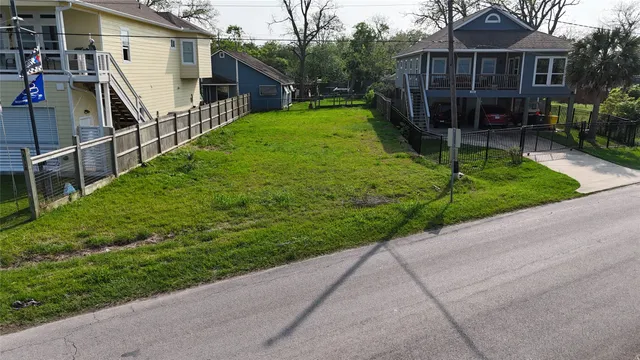 a view of a garden with wooden fence