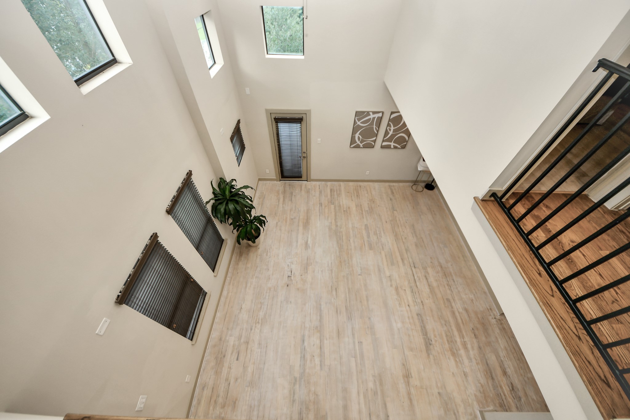 4510 Inker Street, Unit B Houston, TX 77007 - Photo 25 of 43 a living room with furniture and a flat screen tv