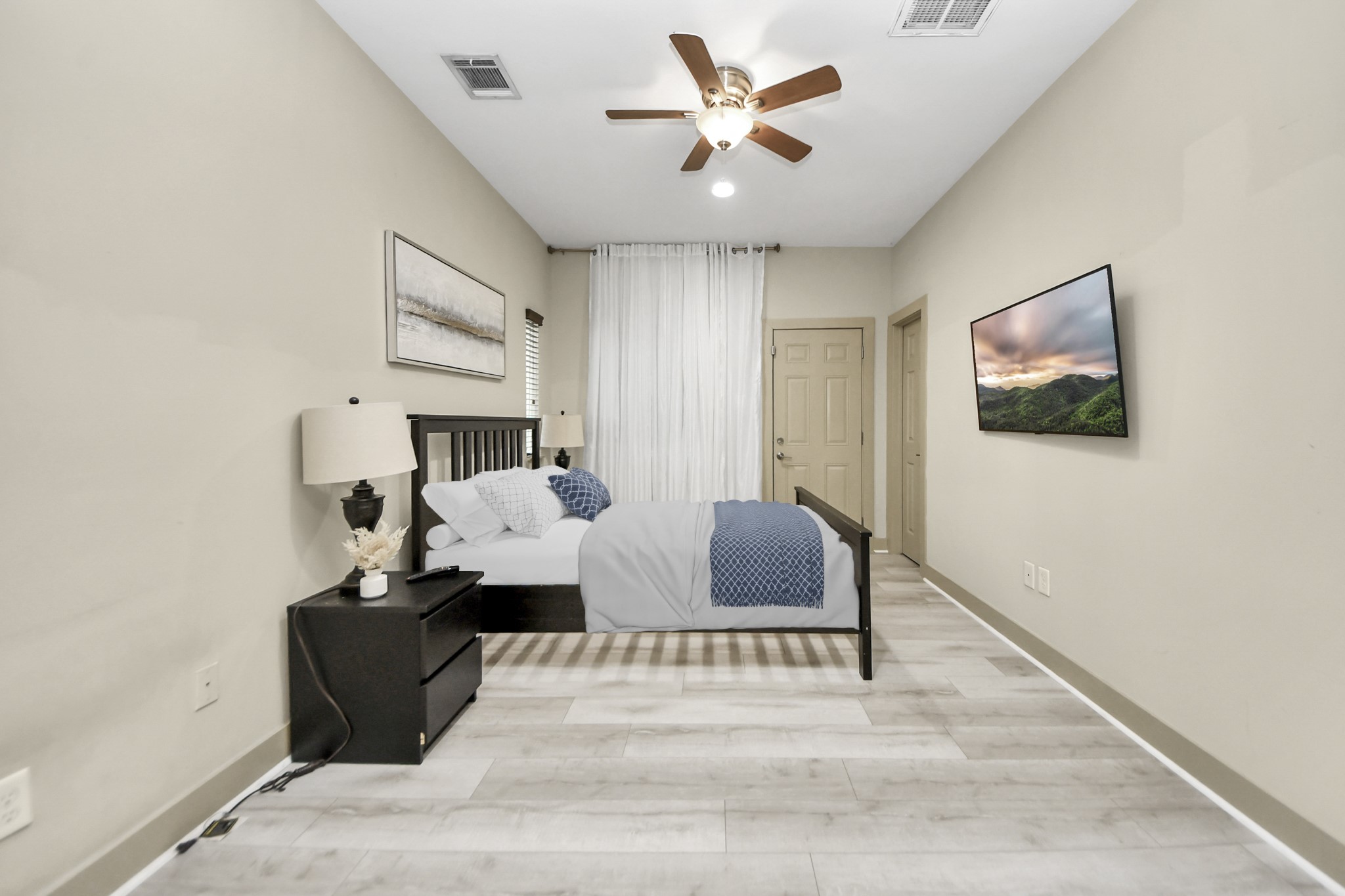 4510 Inker Street, Unit B Houston, TX 77007 - Photo 3 of 43 a bed room with furniture and a window