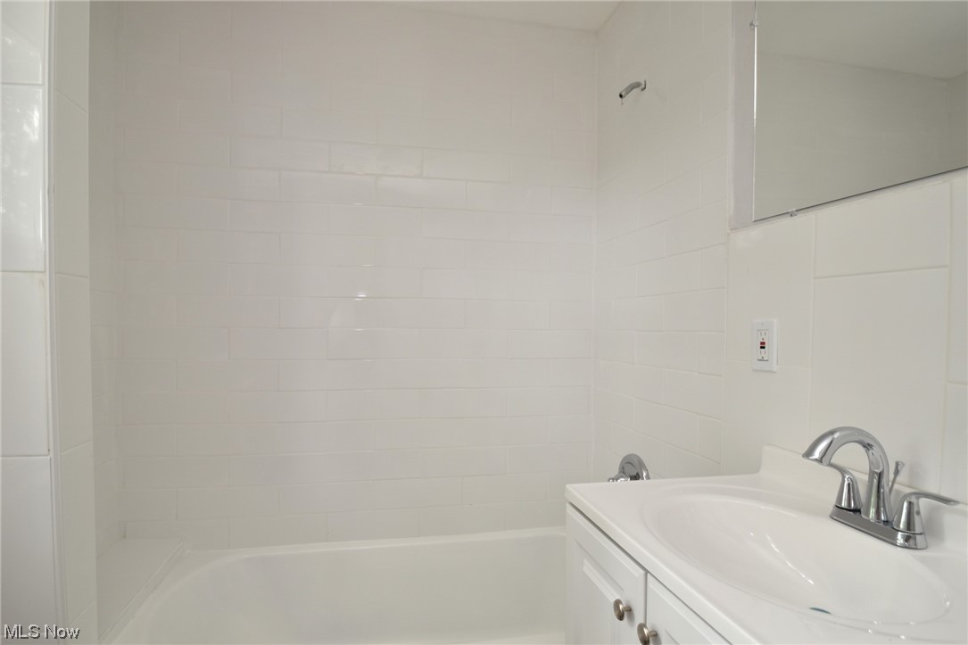 2431 Milton Road Cleveland, OH 44118 - Photo 29 of 35