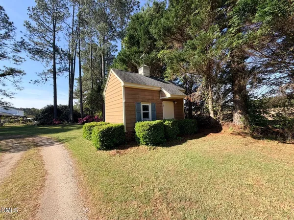 a view of backyard of house