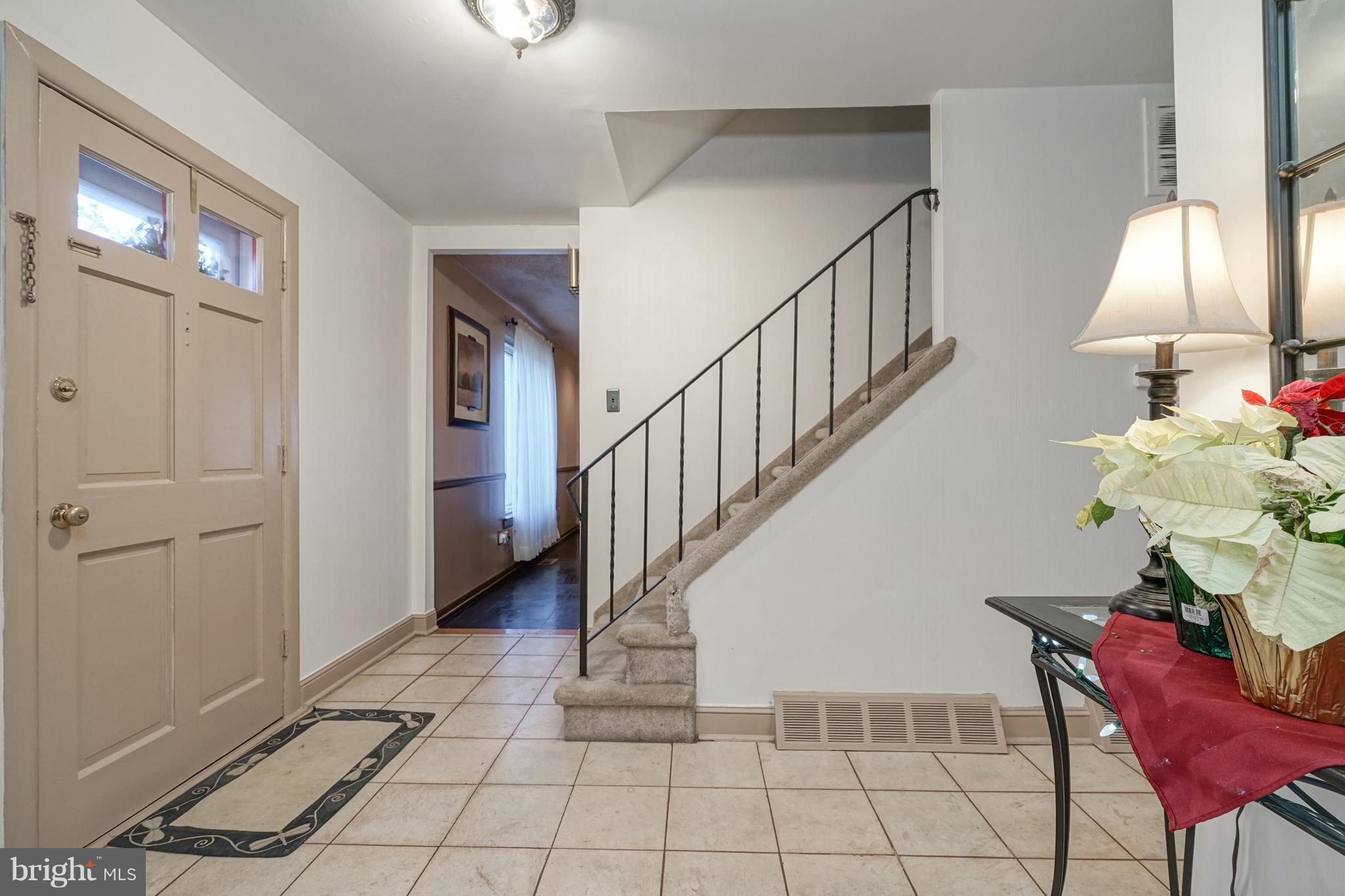 11011 Rennard Street Philadelphia, PA 19116 - Photo 5 of 29 Foyer