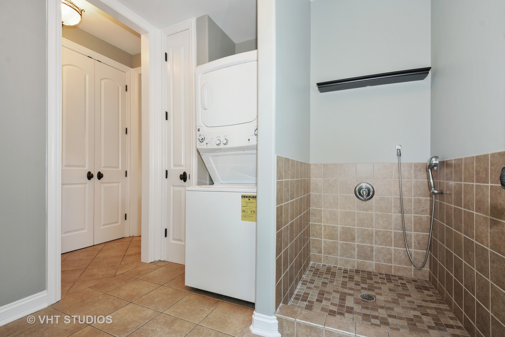 1021 Linden Lane Glenview, IL 60025 - Photo 10 of 26 a bathroom with a shower