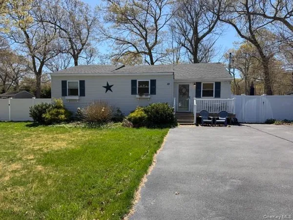 $3,500 | 10 Hollingsworth Place, Centereach, NY 11720