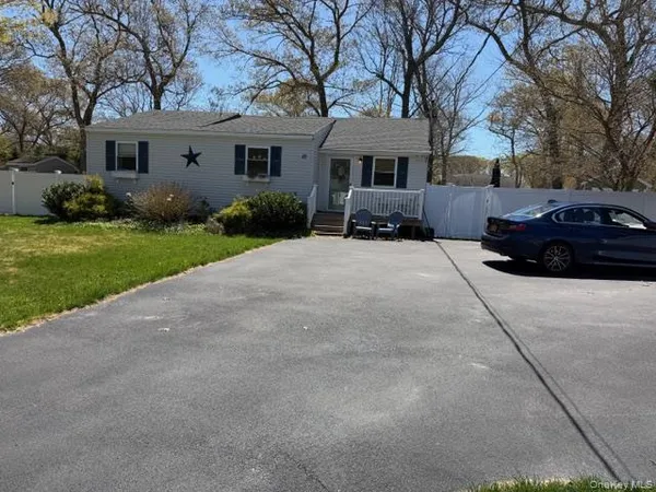 $3,500 | 10 Hollingsworth Place, Centereach, NY 11720