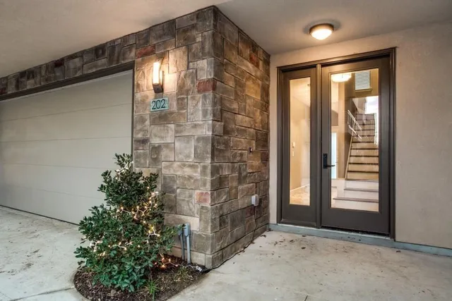 a view of entryway with flower plants