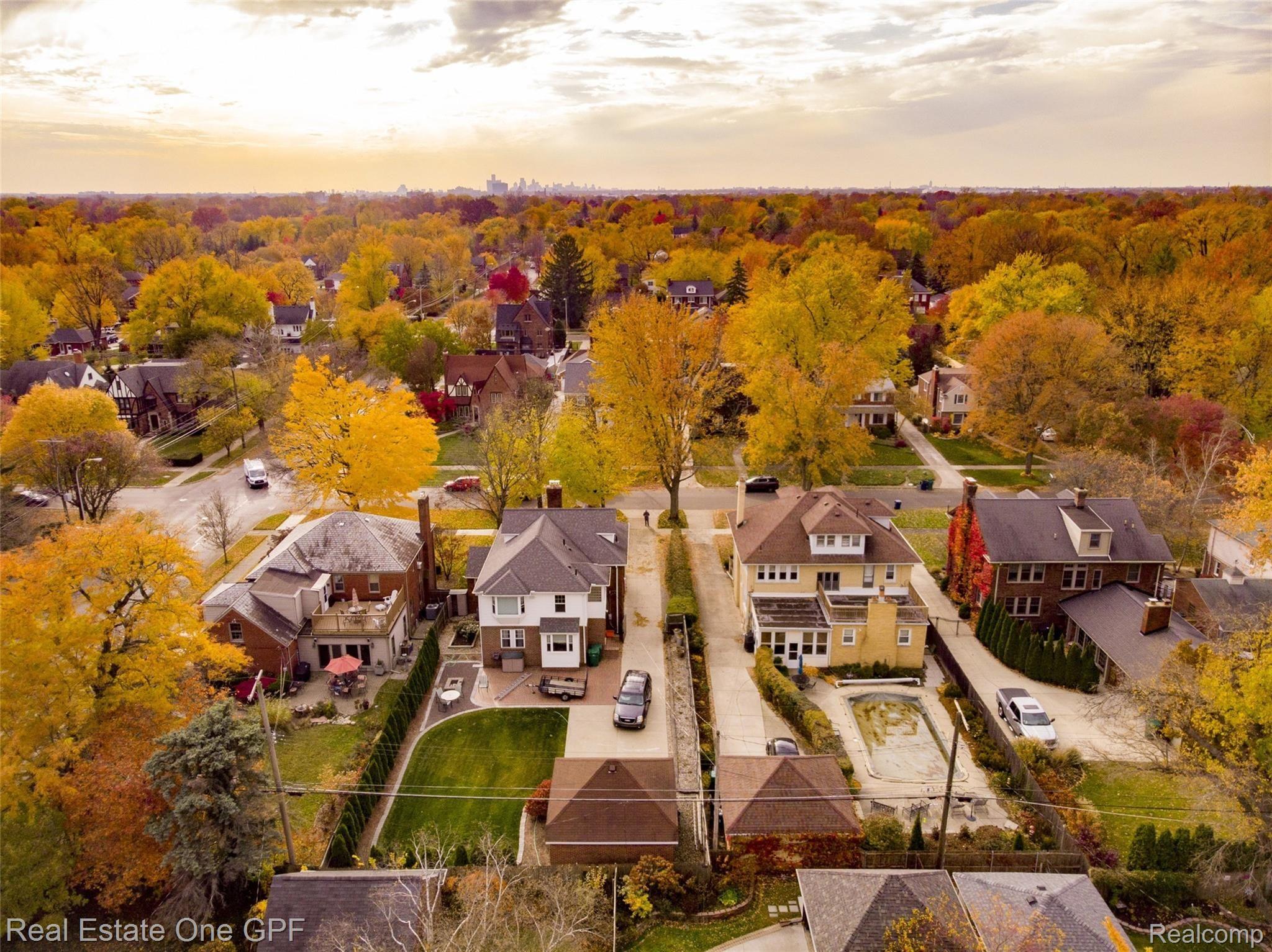 1210 Yorkshire Road Grosse Pointe, MI 48230 - Photo 35 of 37 Rear arial view w downtown skyline in background. 15-20 minute drive downtown.