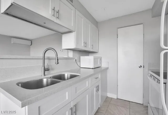 $999 | 239 West Cleveland Avenue, Unit 2, Las Vegas, NV 89102