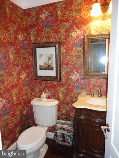 7878 Pembridge Road Manassas, VA 20112 - Photo 5 of 8 Hall bath on main level - gorgeous vanity