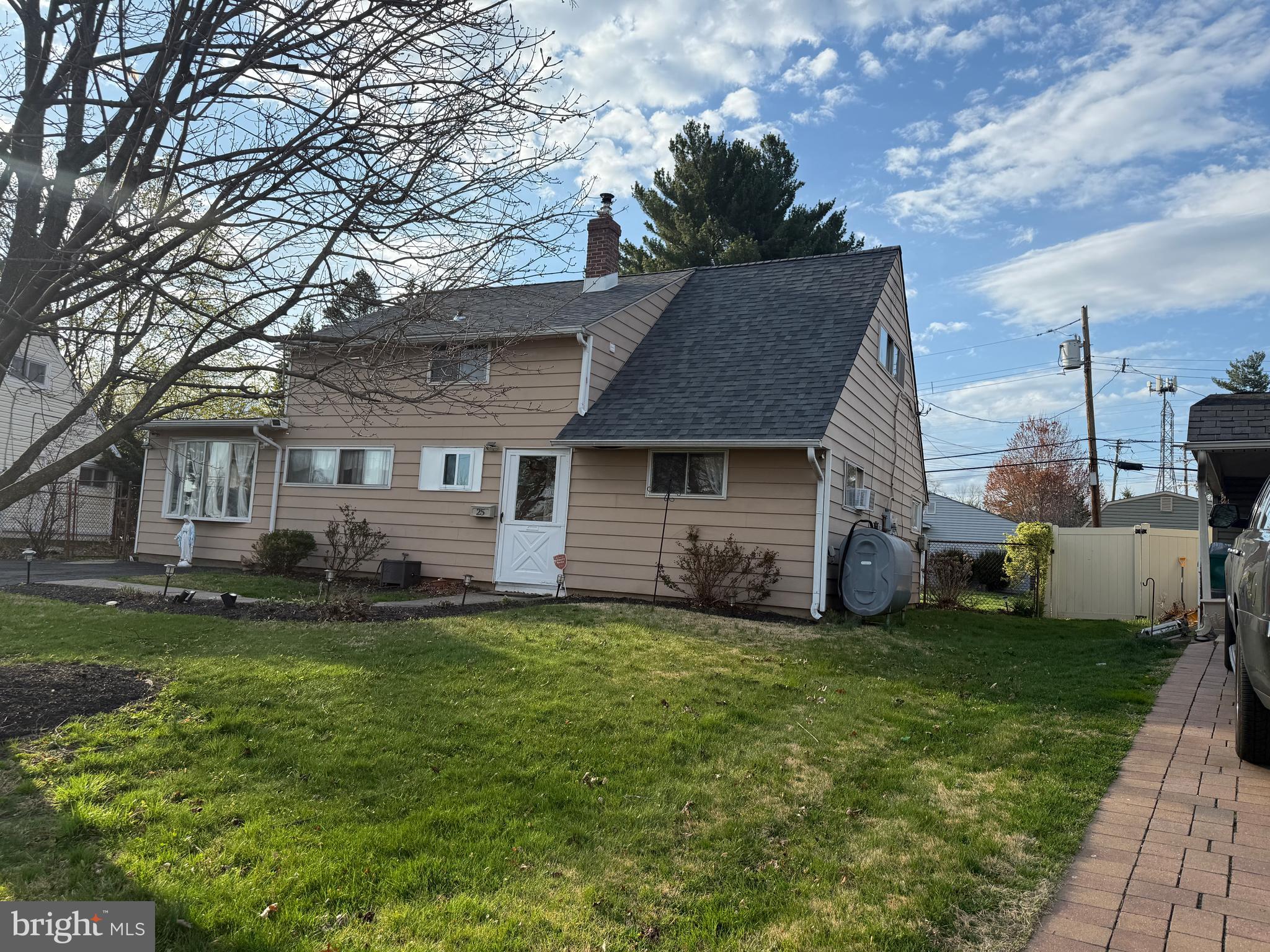 25 Goldengate Road Levittown, PA 19057 - Photo 2 of 36