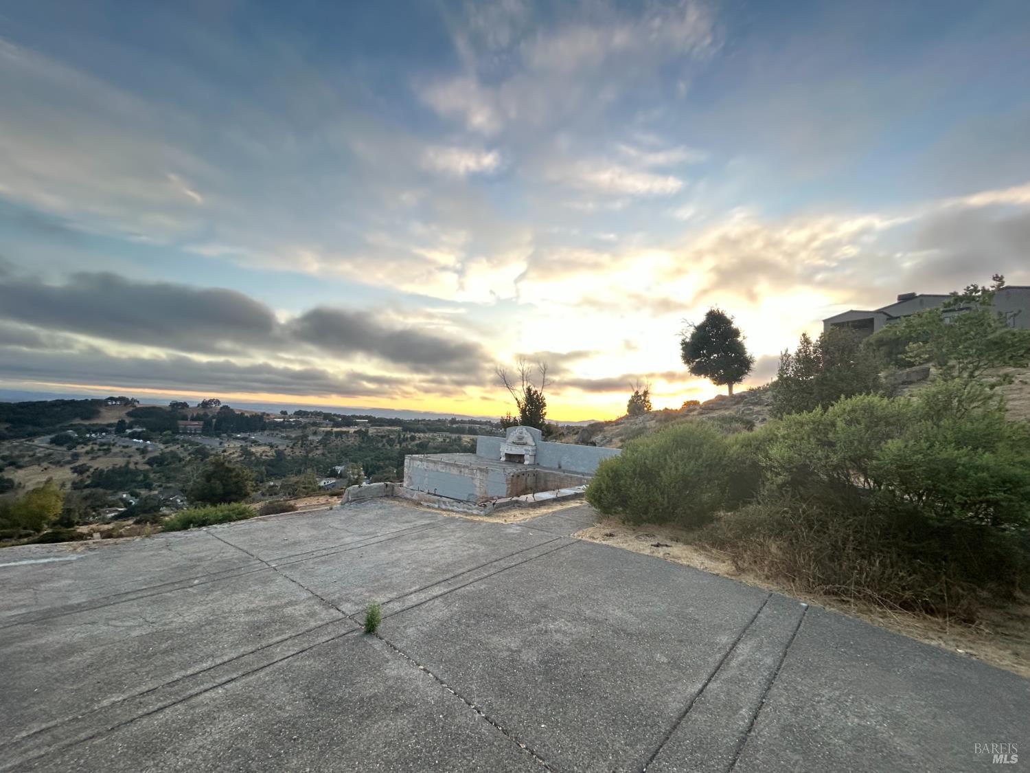 3638 Bellagio Court Santa Rosa, CA 95404 - Photo 22 of 25 a view of a dry yard with wooden fence