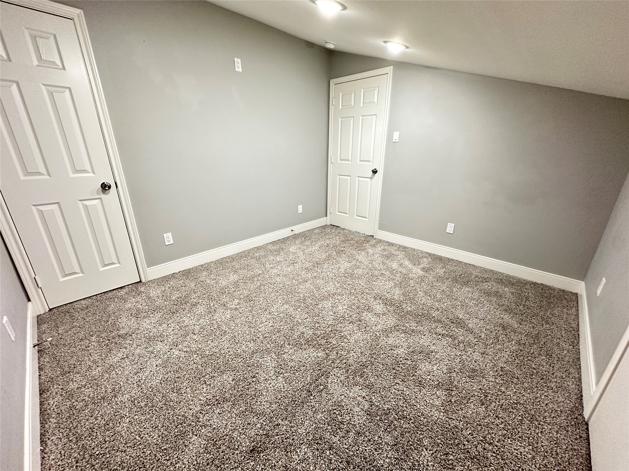 12703 West Hardy Road Houston, TX 77037 - Photo 29 of 29 en empty room with windows