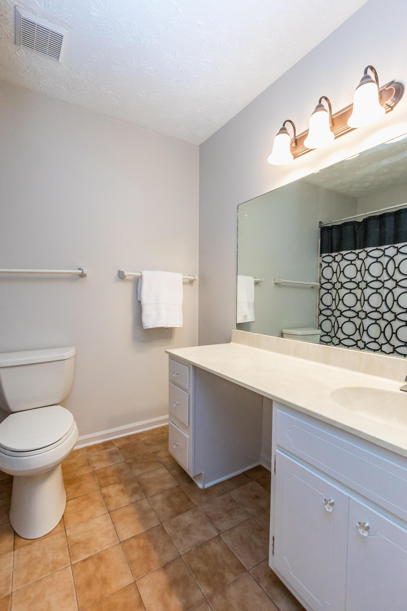 641 Squires Road Lexington, KY 40515 - Photo 18 of 38 2nd Floor Hall Bath