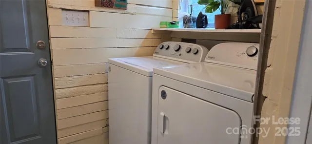 a close up view of washer and dryer