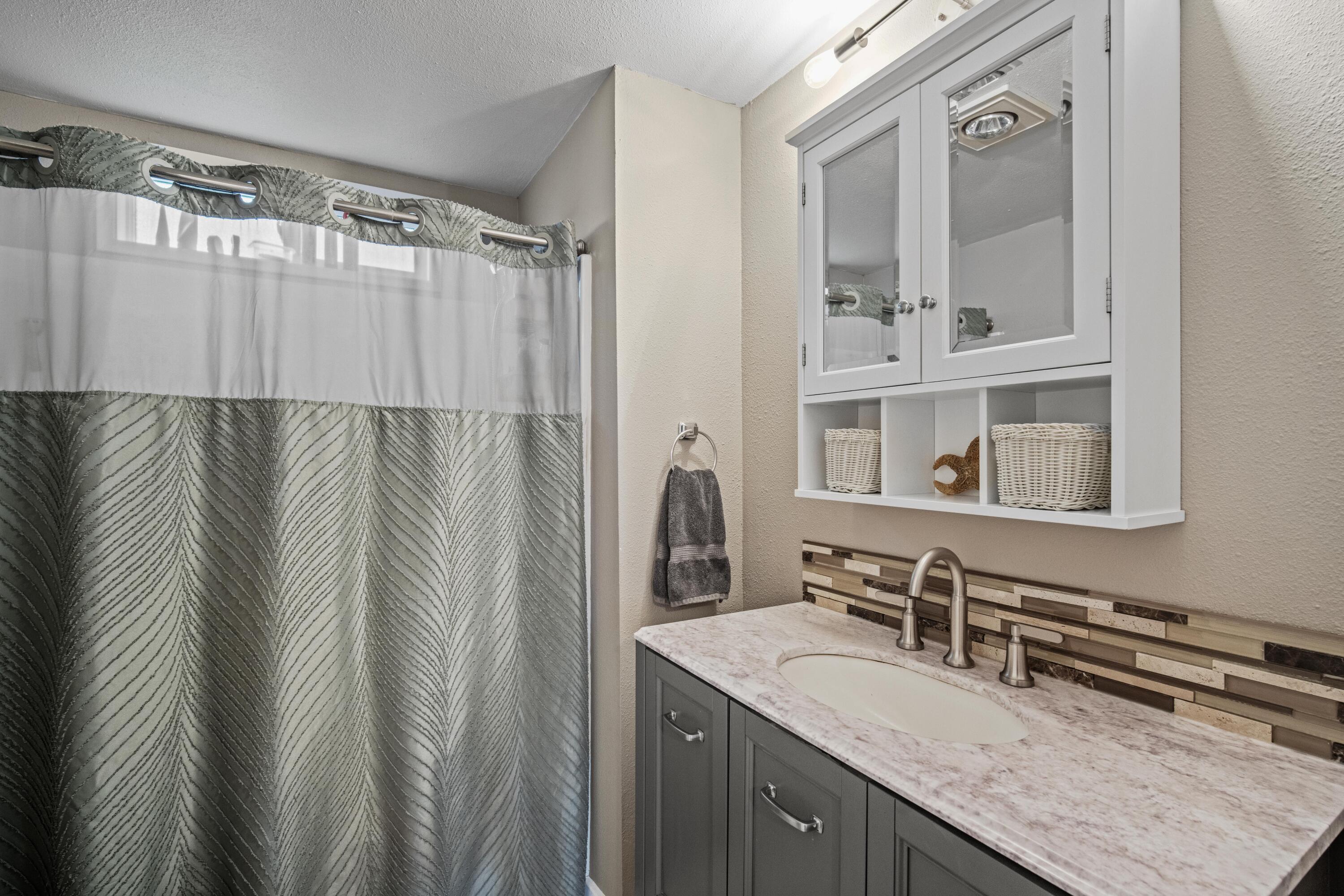56078 Snow Goose Road Bend, OR 97707 - Photo 20 of 46 Bath.