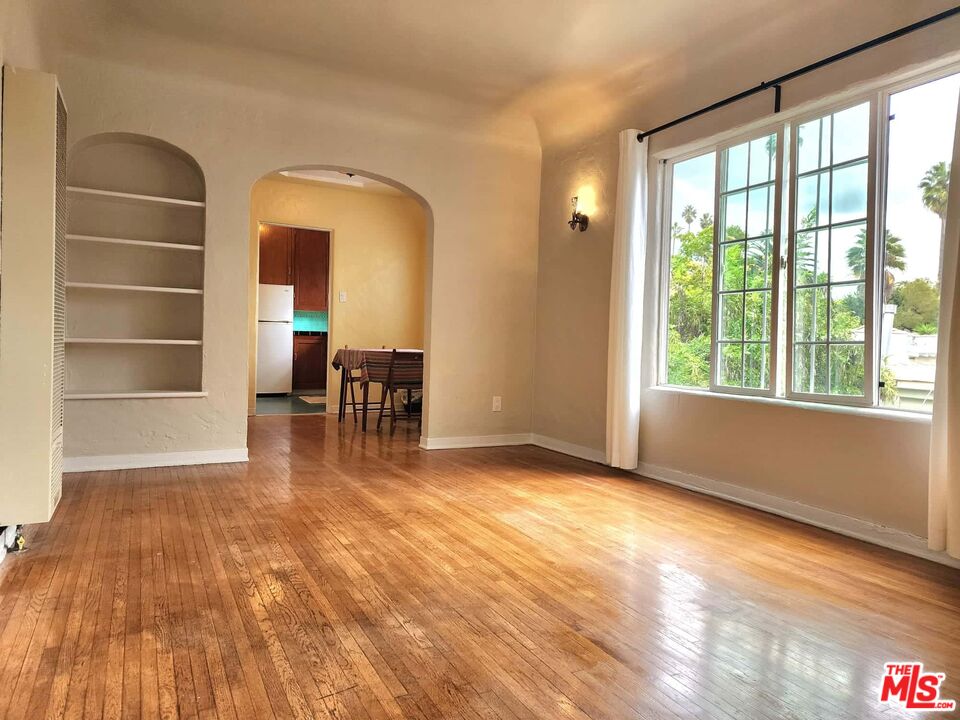 a view of a livingroom with furniture and an entryway