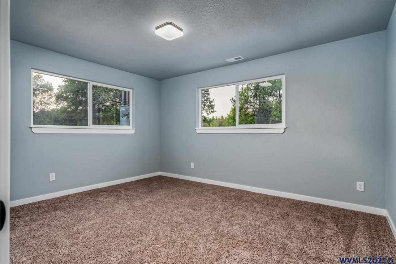 33664 Bond Road Lebanon, OR 97355 - Photo 17 of 36