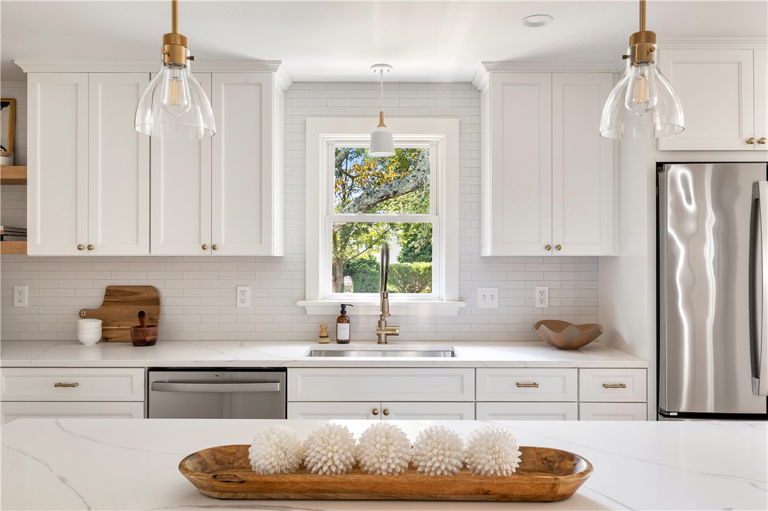 16 Coffey Avenue Narragansett, RI 02882 - Photo 7 of 46