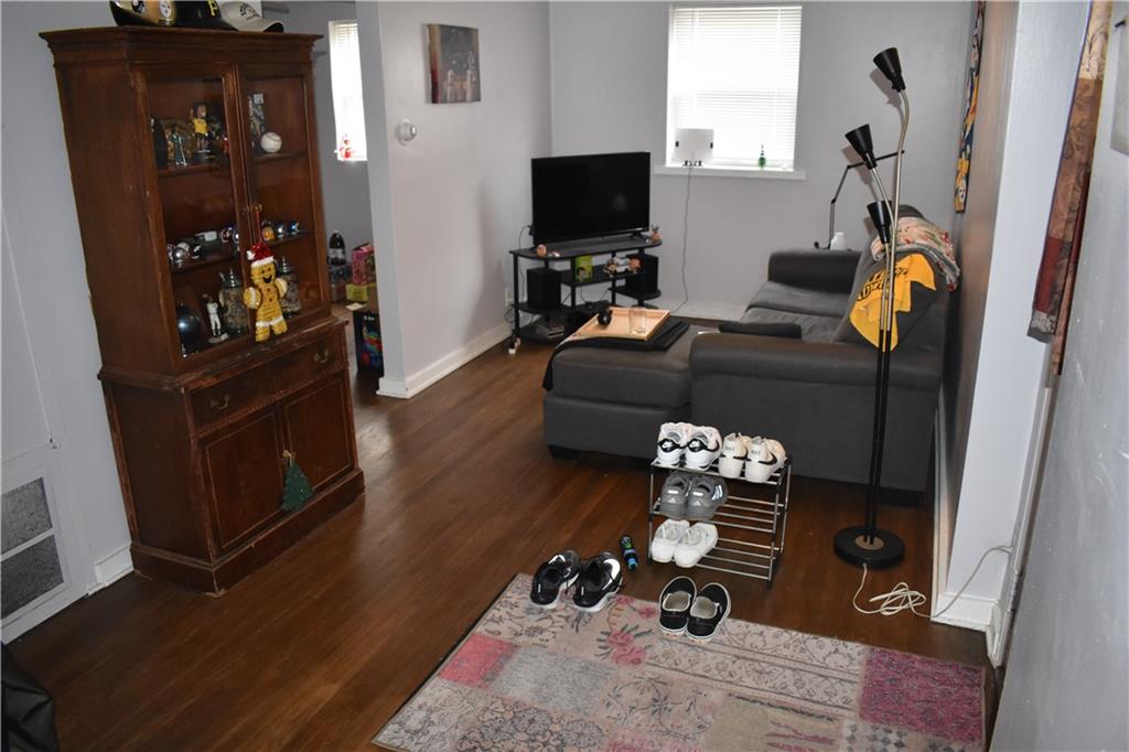 210 Maple Lane Pittsburgh, PA 15225 - Photo 12 of 24 Unit B Large LR