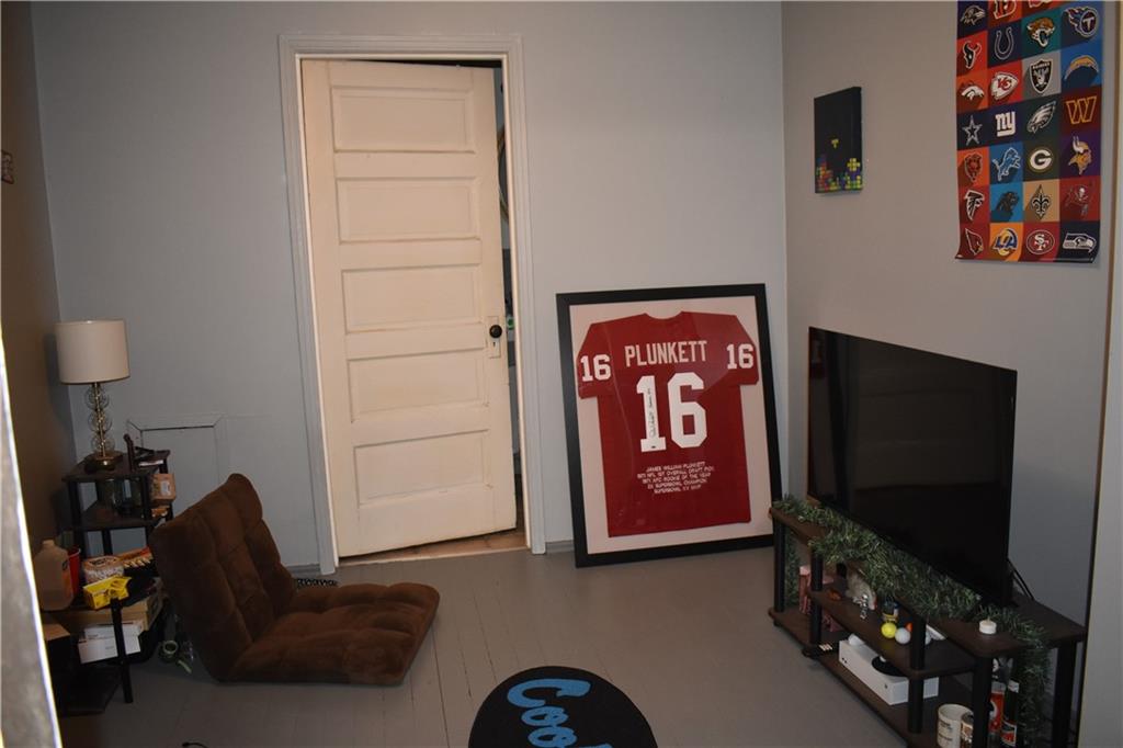 210 Maple Lane Pittsburgh, PA 15225 - Photo 17 of 24 Unit B BR next to jack and jill BATH Room Door