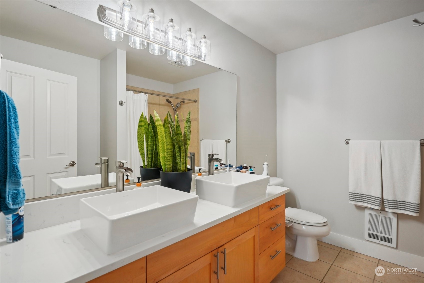 1127 Campbell Way Bremerton, WA 98310 - Photo 28 of 39 a bathroom with a double vanity sink toilet and a tub