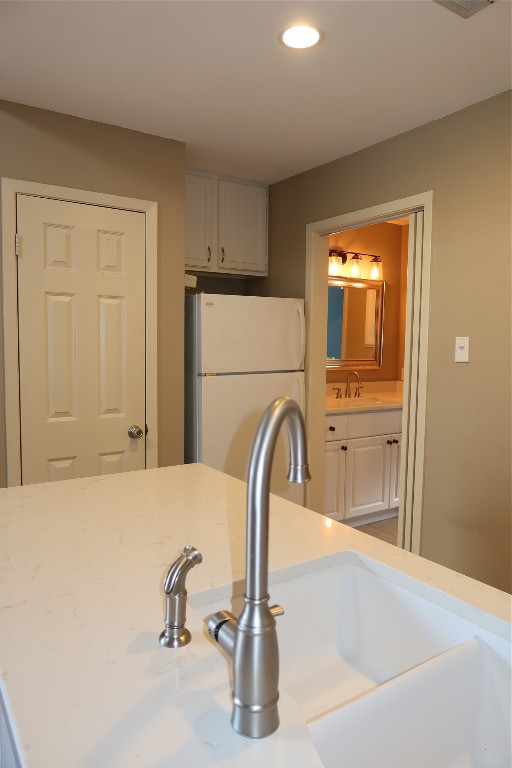 2210 Pearl Street, Unit 303 Austin, TX 78705 - Photo 9 of 23 a bathroom with a sink
