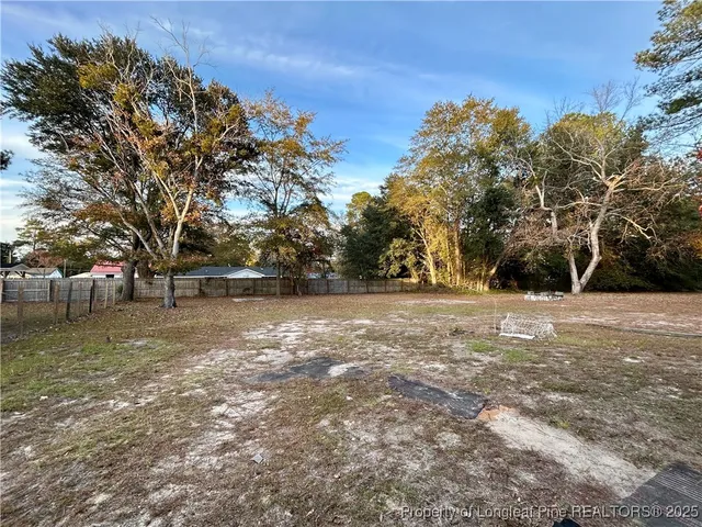 a view of front of a house with a yard