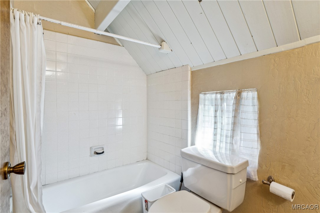 296 Massive Road Lake Arrowhead, CA 92352 - Photo 21 of 43 a bathroom with a bathtub and shower