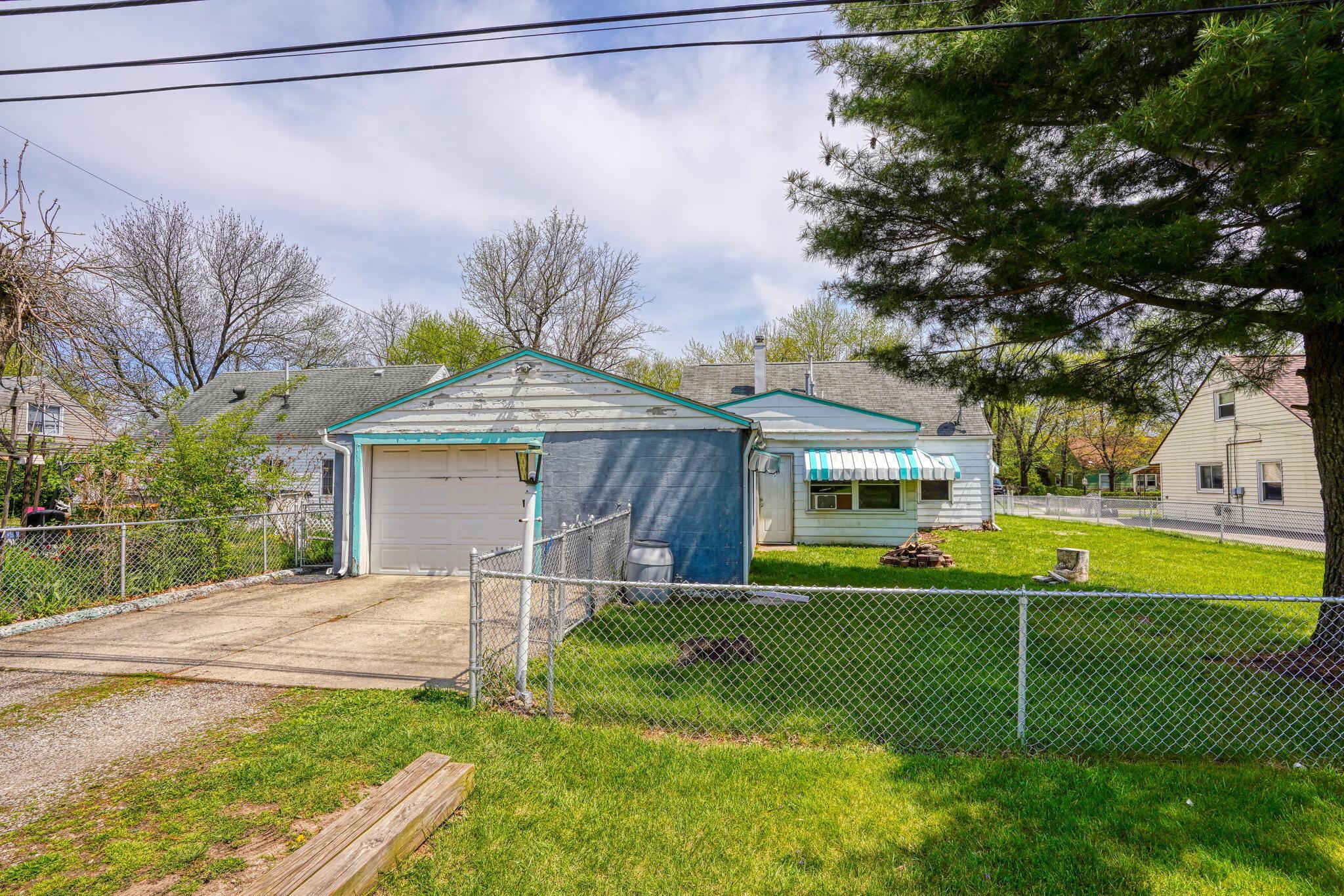 909 Exeter Road Columbus, OH 43213 - Photo 6 of 38 Convenient access to your 1 car attached garage from Country Club Dr.