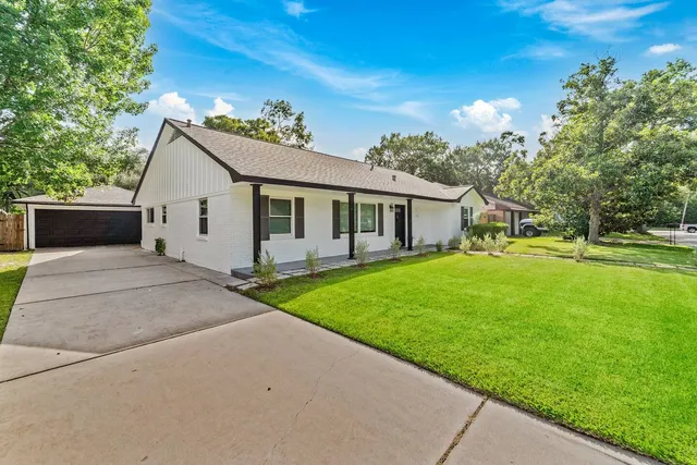 a view of a house with a backyard