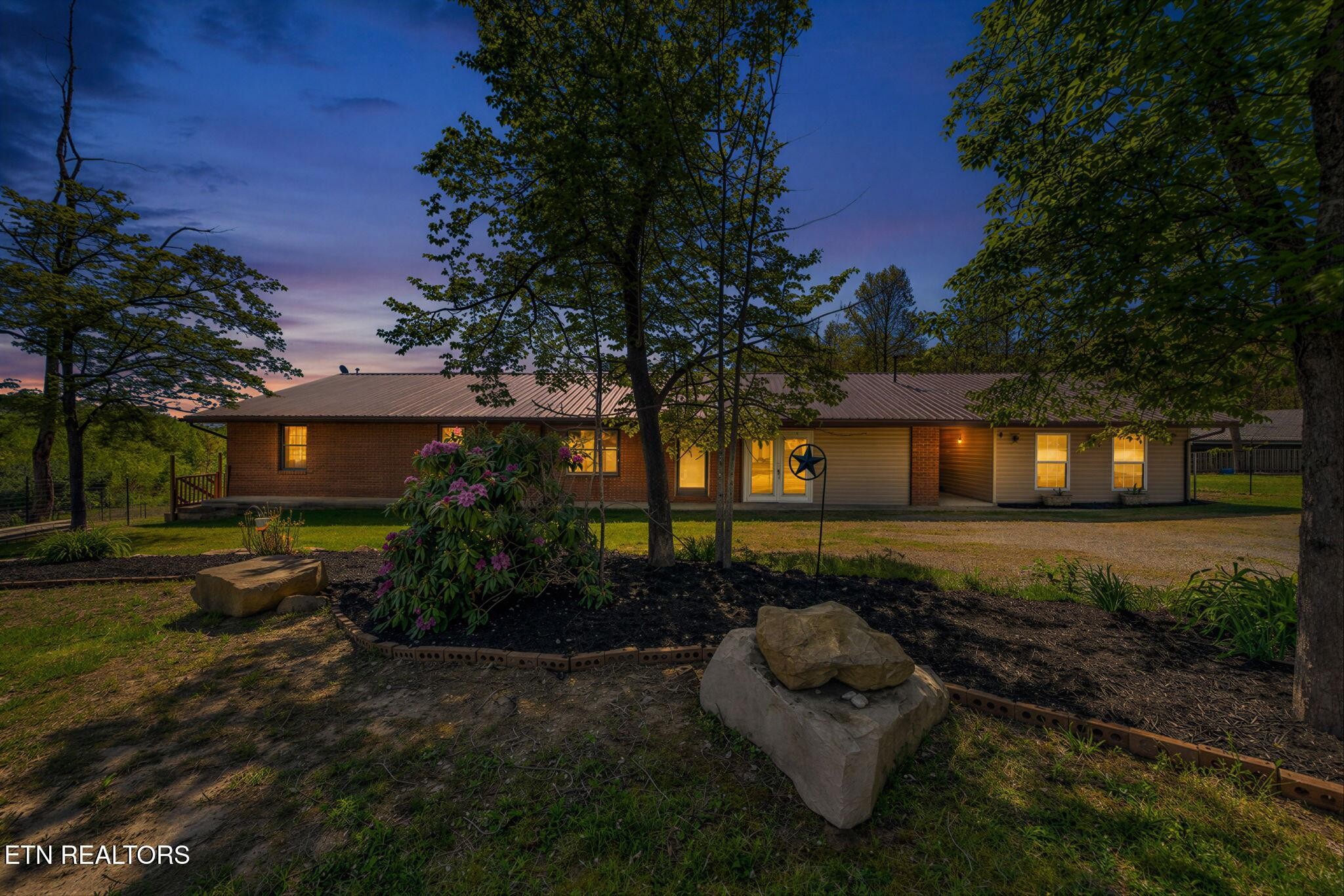 a view of a house with backyard and garden