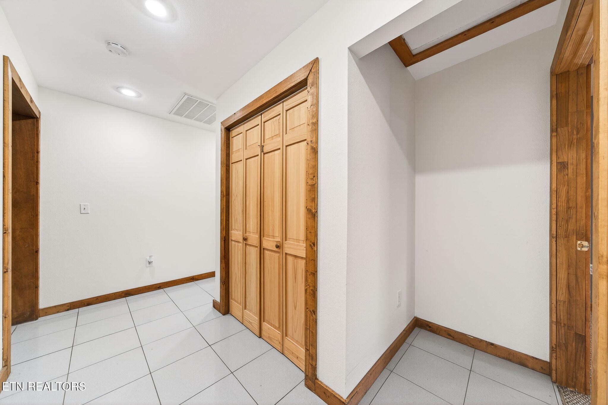 935 Brewer Road Crossville, TN 38572 - Photo 20 of 51 a view of a hallway with wooden floor and cabinet