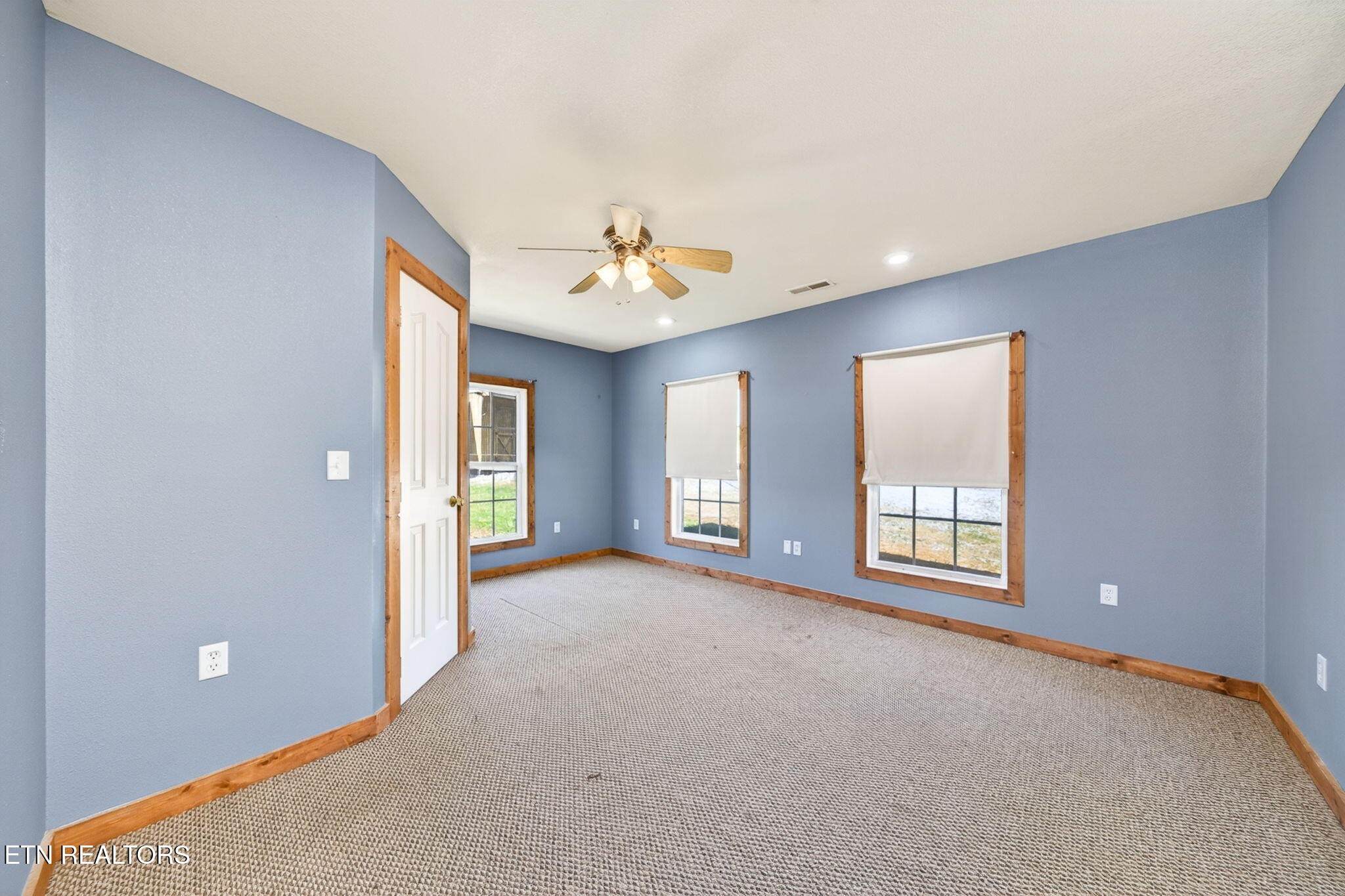935 Brewer Road Crossville, TN 38572 - Photo 27 of 51 an empty room with windows and ceiling fan