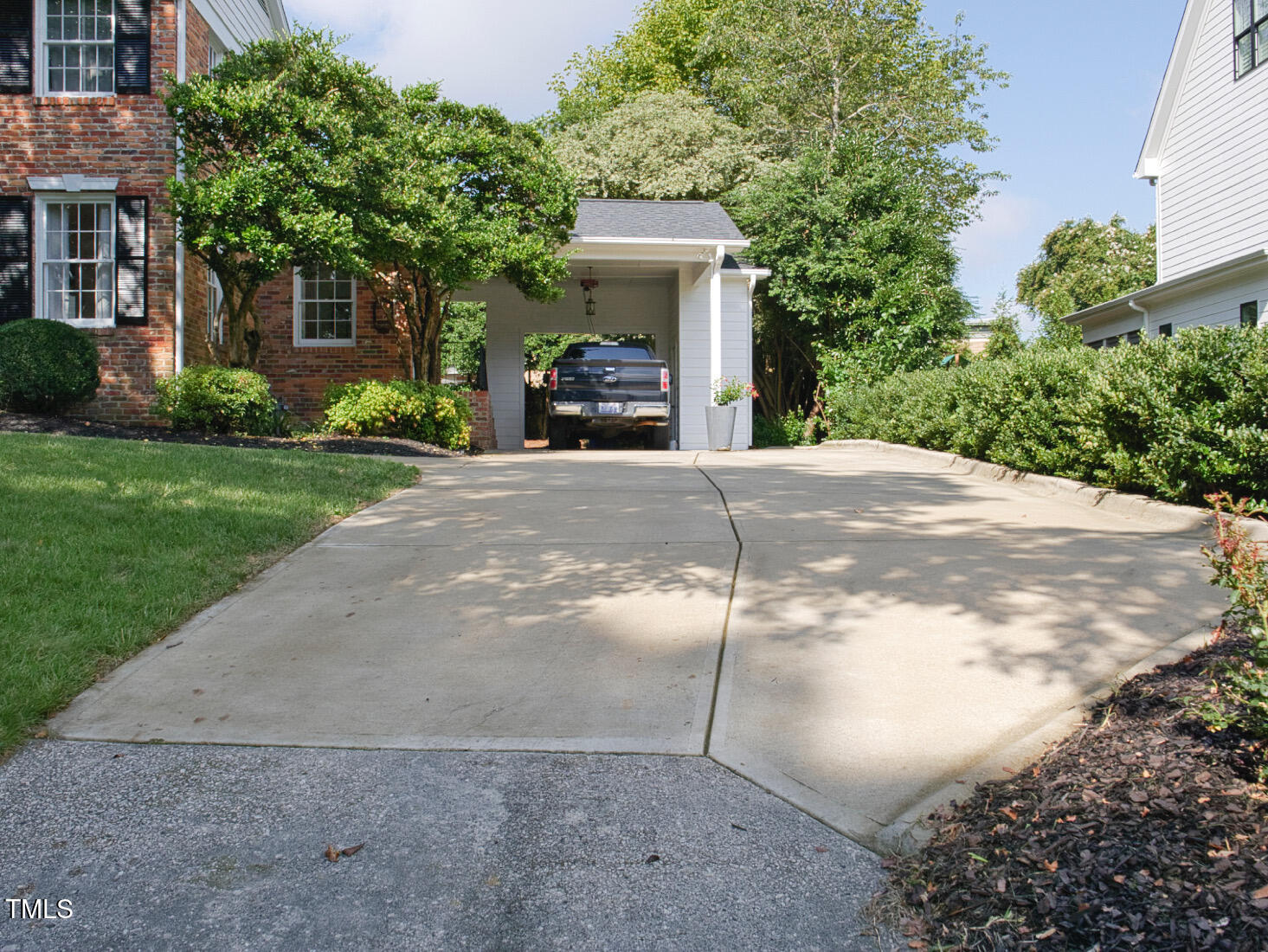 5017 Sandlewood Drive Raleigh, NC 27609 - Photo 26 of 30 Driveway