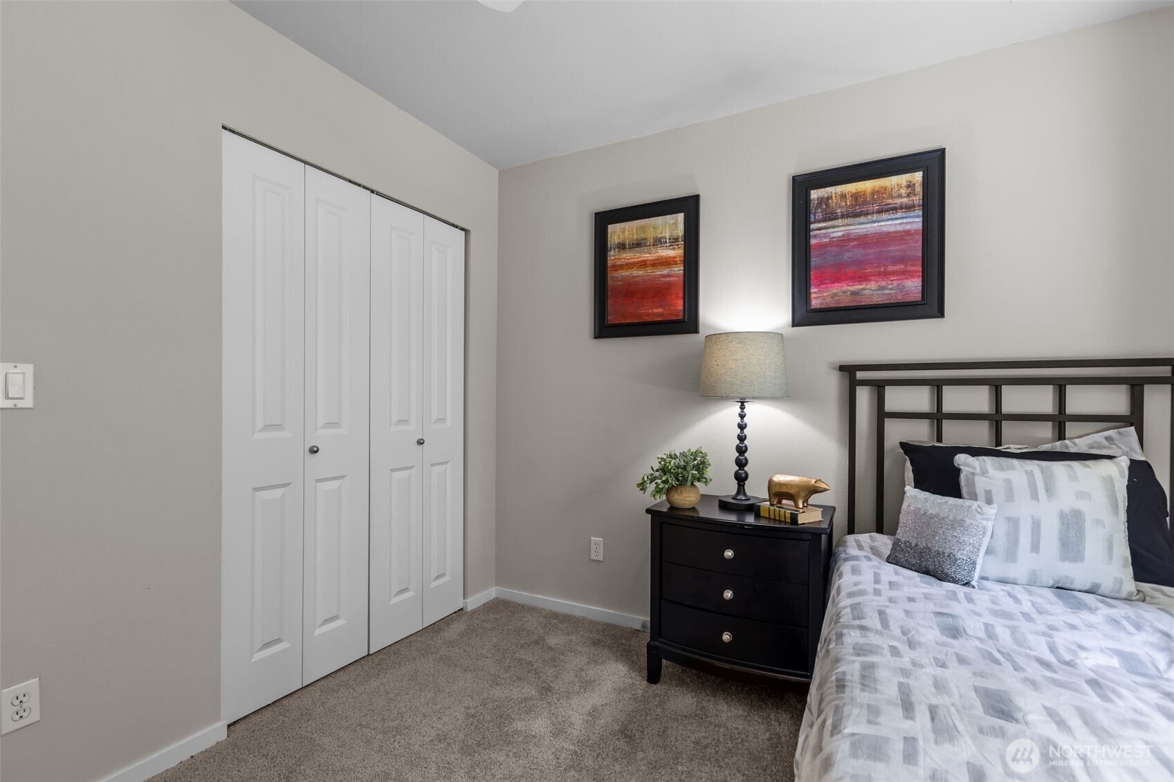 67 Cougar Ridge Road Northwest, Unit 2013 Issaquah, WA 98027 - Photo 19 of 33 a bedroom with a bed and a night stand