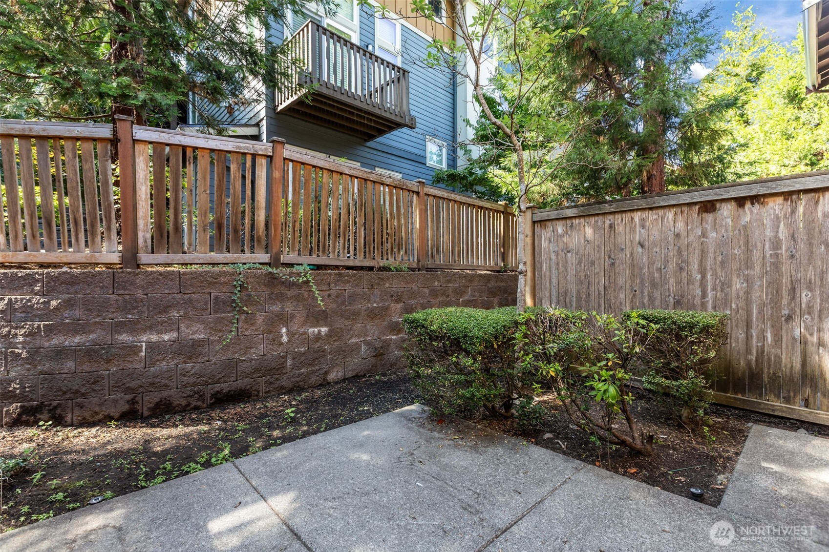 67 Cougar Ridge Road Northwest, Unit 2013 Issaquah, WA 98027 - Photo 23 of 33 a backyard of a house with lots of green space
