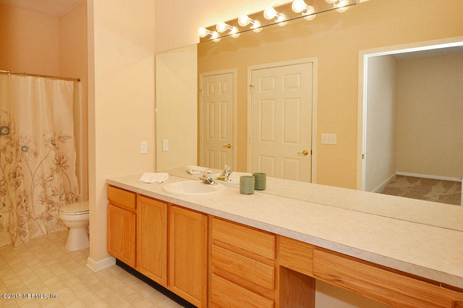 10550 Baymeadows Road, Unit 404 Jacksonville, FL 32256 - Photo 20 of 31 Bathroom 2 - Tub w/Shower