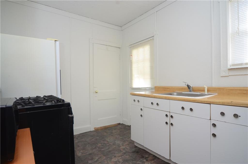 19 Rhodes Avenue Pittsburgh, PA 15220 - Photo 9 of 24 Kitchen.