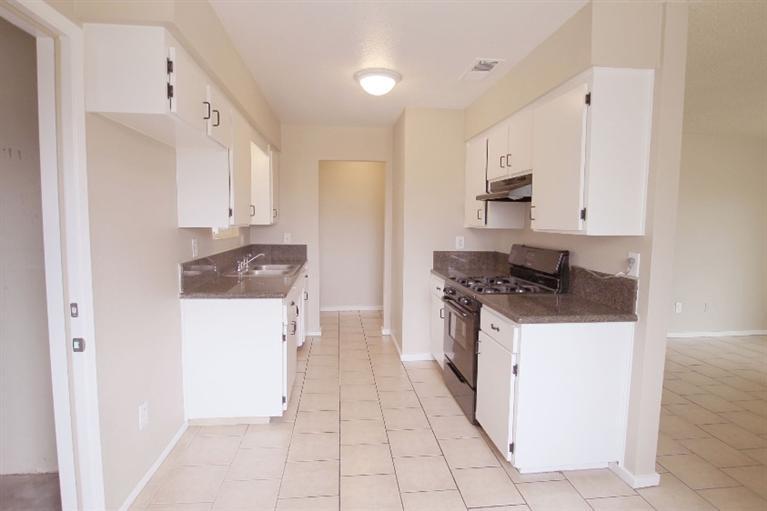 911 East Springfield Avenue Reedley, CA 93654 - Photo 3 of 11
