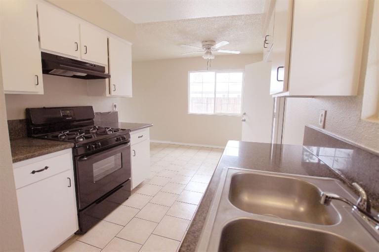 911 East Springfield Avenue Reedley, CA 93654 - Photo 4 of 11