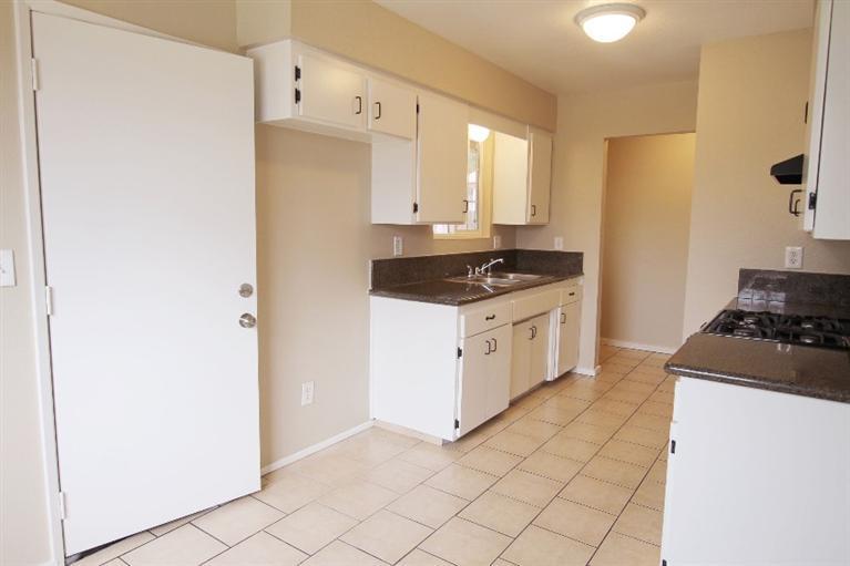 911 East Springfield Avenue Reedley, CA 93654 - Photo 6 of 11
