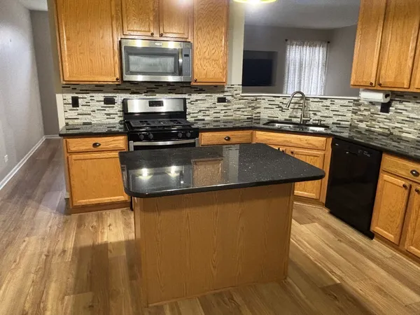 $2,500 | 2337 Summerlin Drive, Aurora, IL 60503