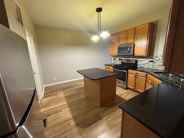 $2,500 | 2337 Summerlin Drive, Aurora, IL 60503