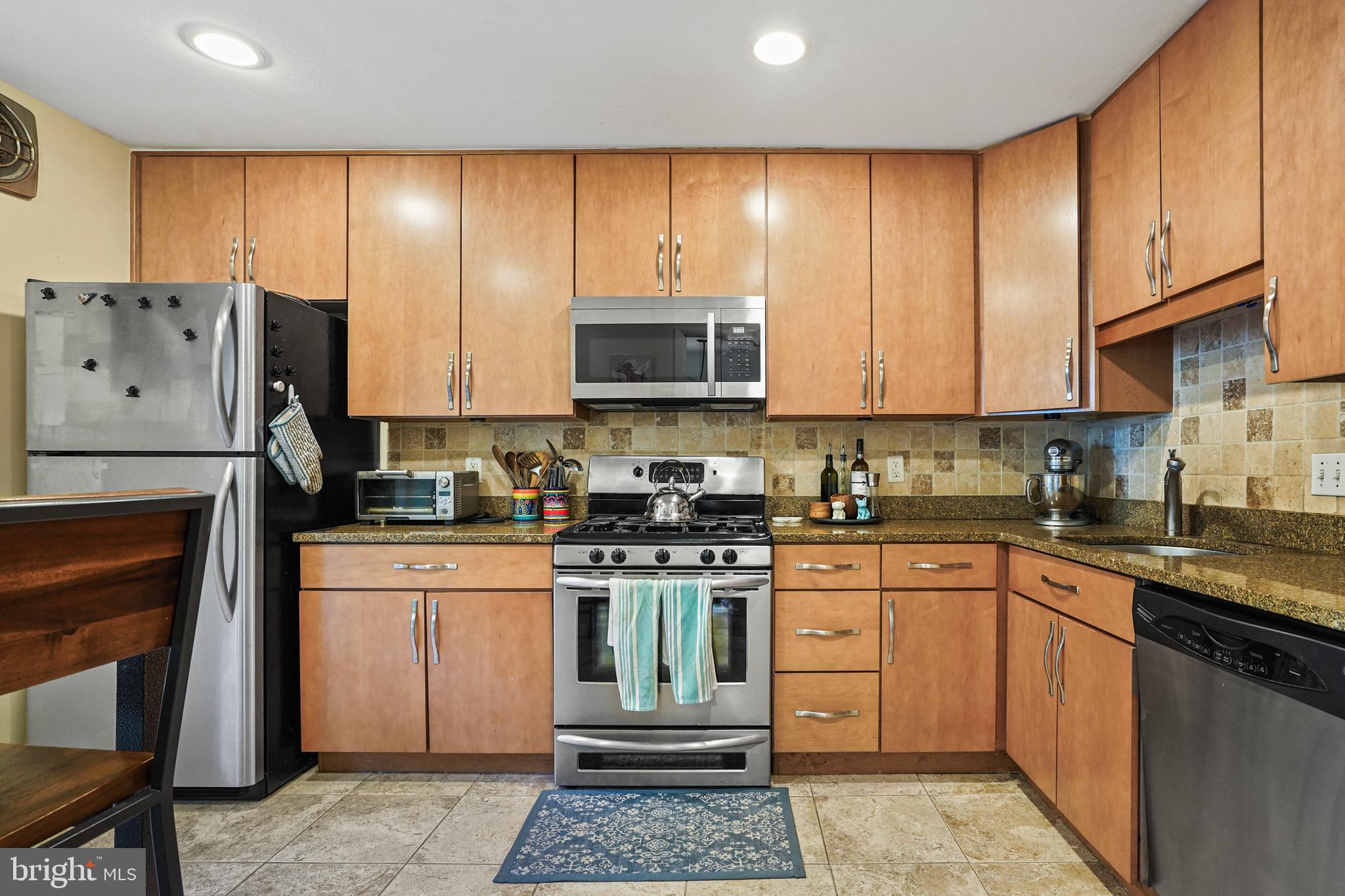 1650 Wainwright Drive Reston, VA 20190 - Photo 7 of 52 Stainless steel appliances